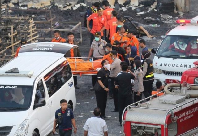 Incendio en fábrica de fuegos artificiales deja 47 muertos